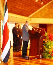 Presidente del CFIA hace los honores